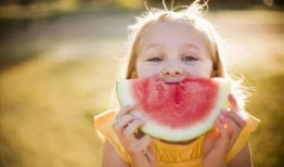 小孩吃瓜流口水,小孩吃瓜流口水，萌态十足