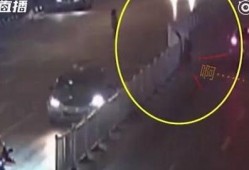 男女护栏吃瓜,揭秘网络热议背后的真相