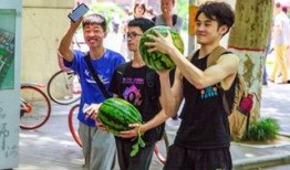 广西各个高校吃瓜,校园美食风云录