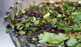 边吃烧烤边吃瓜,夏日炎炎乐无边