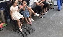 老人吃瓜群众图