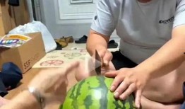 吃瓜现场亲嘴,吃瓜群众见证甜蜜瞬间