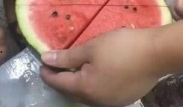 没刀怎么吃瓜,创意吃瓜新体验