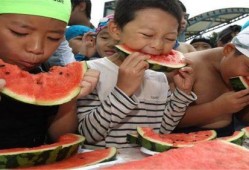 老头吃瓜被暴打