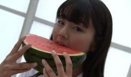 可爱的女孩吃瓜,可爱女孩的欢乐食瓜记