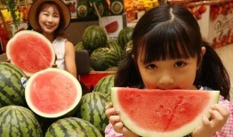 梦到好多人来我家吃瓜,我家成了瓜果盛宴聚集地