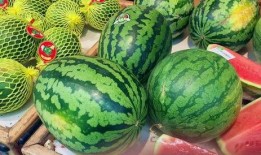 边吃烧烤边吃瓜,夏日炎炎乐无边