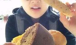 大妈吃瓜饼视频播放,视频播放引发网友热议