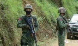 佤邦军人吃瓜,军营里的夏日清凉时光