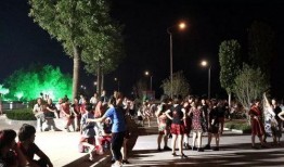 广场跳舞吃瓜图片搞笑,笑料百出！