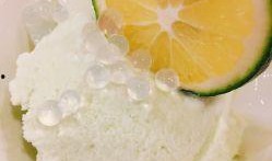 吃蜜瓜的照片,夏日甜蜜时光的定格