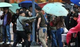 武汉吃瓜群众出门事件,一场城市生活的集体反思