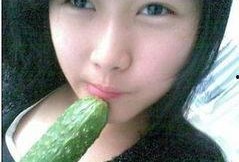 美女免费吃瓜,尽享夏日清凉时光