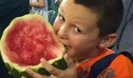 海外小孩吃瓜视频,萌态百出笑翻网友