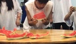 运动会吃瓜学生,吃瓜学生们的欢乐时光