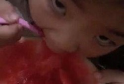 海外小孩吃瓜视频,萌态百出笑翻网友