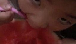 海外小孩吃瓜视频,萌态百出笑翻网友