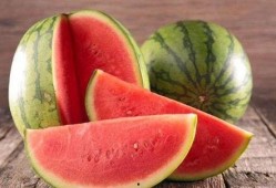 手捧半个瓜吃,手捧半个瓜的悠闲时光