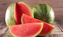 手捧半个瓜吃,手捧半个瓜的悠闲时光