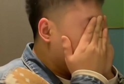 吃瓜男生指屏幕,揭秘“吃瓜男生”屏幕前的神秘世界