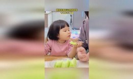 埋头吃瓜萌娃,萌态十足引网友热议