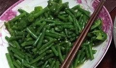 昆山厂里吃瓜,员工共享欢乐时光