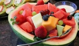 手捧半个瓜吃,手捧半个瓜的悠闲时光