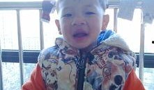 小侄子吃瓜,夏日里的欢乐时光