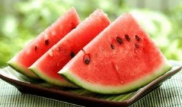 情侣夏日吃瓜,情侣共享清凉时光