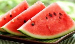 情侣夏日吃瓜,情侣共享清凉时光