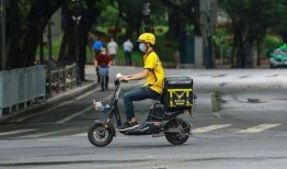 小哥送外卖吃瓜,意外发现美食新天地